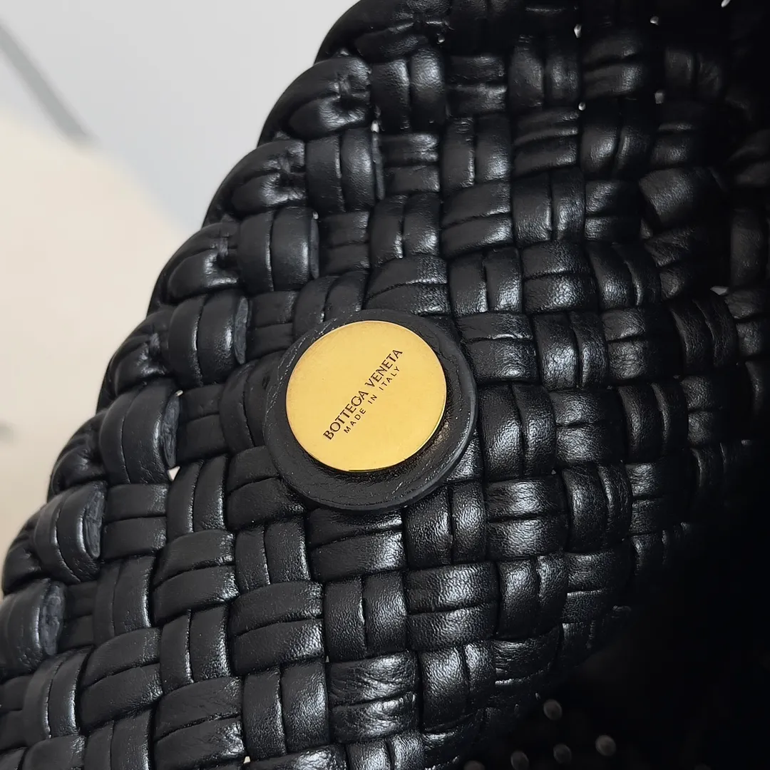 Batch 3760 BV collectible small woven handbags are really YYDS!! Bottega Veneta’s most classic small woven handbags are back! ! We use the highest quality leather with the highest craftsmanship❤️ to create the most expensive works. We have created the Intrecciato leather weaving process❤️ This unique traditional exclusive leather weaving method has not only become our logo but also reflects the time-consuming and labor-intensive craftsmanship of our products❤️ The new TOSCA handbag must be a selection worth collecting🆕 Style number: 776755 Size: 20*15.5*7cm